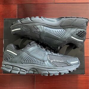 Nike Men's Dark Gray Athletic Shoes